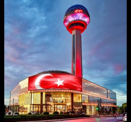 Torre Atakule, emblemática de Ankara